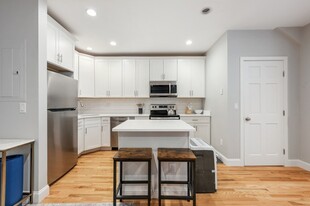 211 W 5th St, Unit #1 Apartamentos