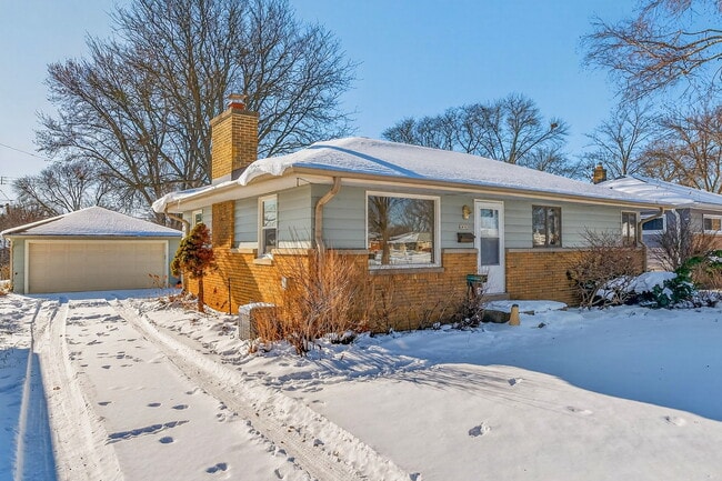 10525 W Custer Ave in Milwaukee, WI - Foto de edificio - Building Photo