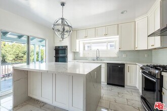 1040 N Crescent Heights Blvd in West Hollywood, CA - Building Photo - Building Photo