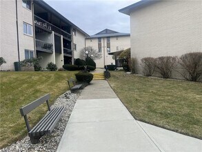 400 Narragansett Pkwy in Warwick, RI - Foto de edificio - Building Photo