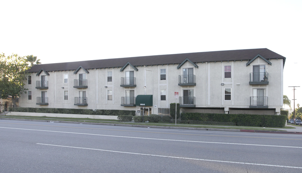 Victory Blvd Apartments in North Hollywood, CA - Building Photo