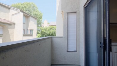 3216 Caminito Eastbluff in San Diego, CA - Foto de edificio - Building Photo
