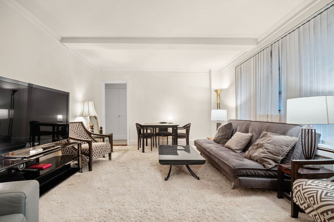 319 E 50th St in New York, NY - Building Photo