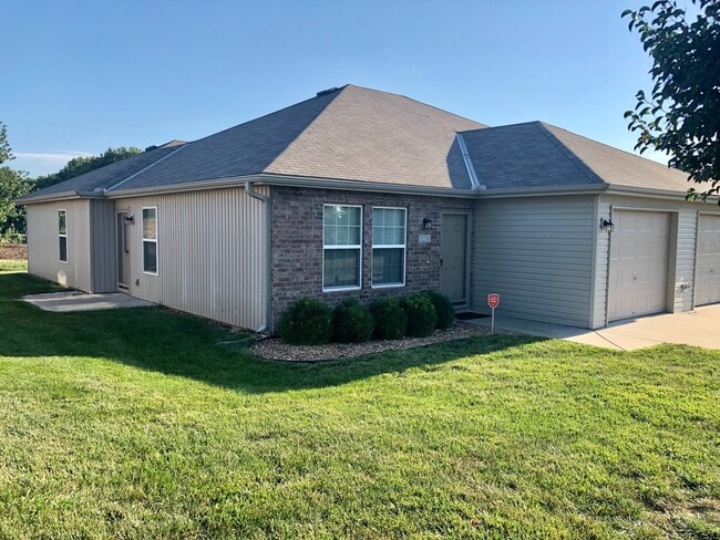 128 SE Rock Garden Ln in Lee's Summit, MO - Building Photo - Building Photo