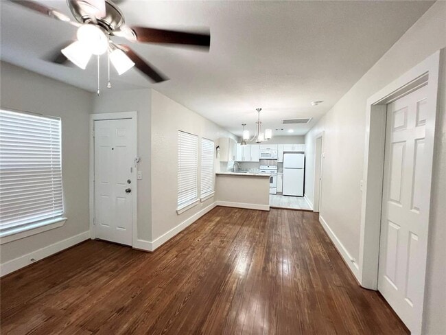 624 E Magnolia St in Angleton, TX - Building Photo - Building Photo