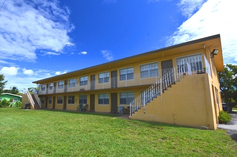 Croissant Park Apartments in Fort Lauderdale, FL - Building Photo