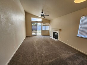 5205 Lodestar Way in Elk Grove, CA - Building Photo - Building Photo