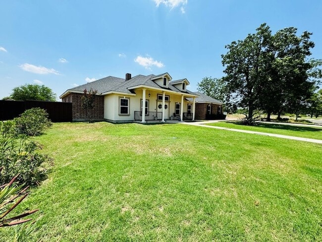 243 Eagle View Road in Eagle Pass, TX - Foto de edificio - Building Photo