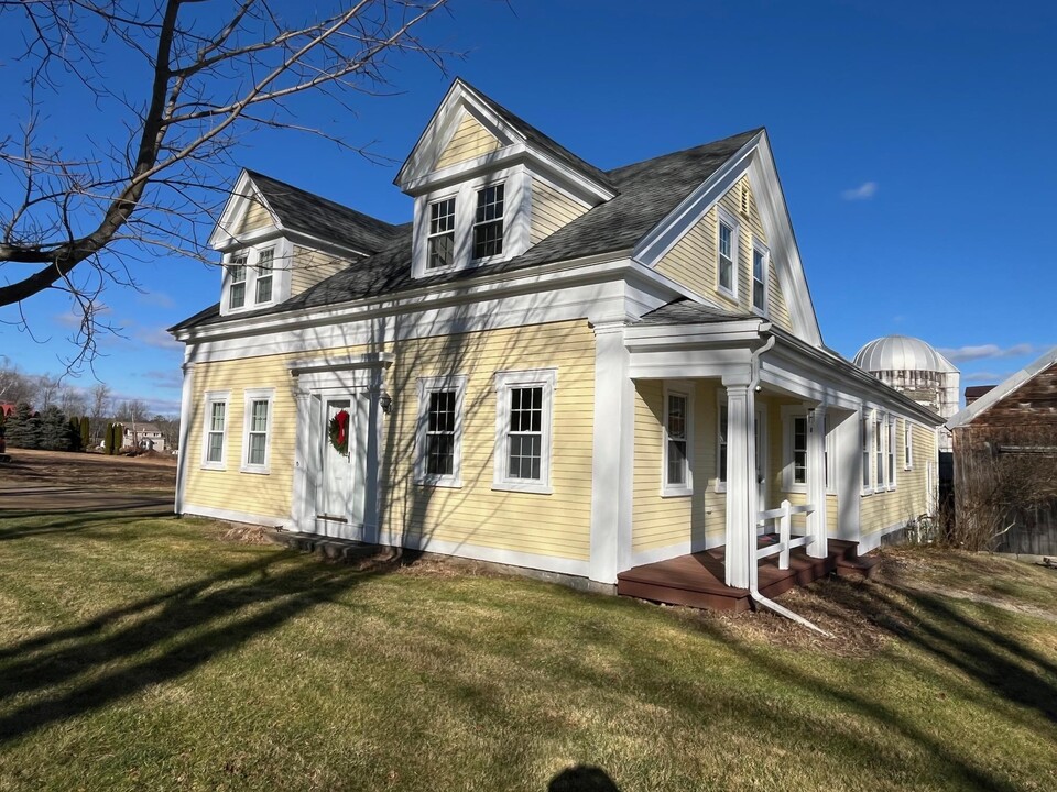 1062 Salmon Falls Rd in Rochester, NH - Building Photo