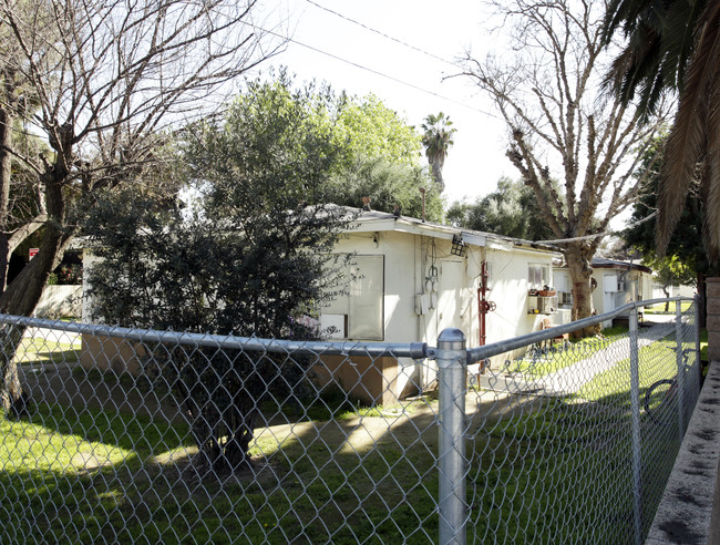 692 E Phillips Blvd in Pomona, CA - Foto de edificio - Building Photo