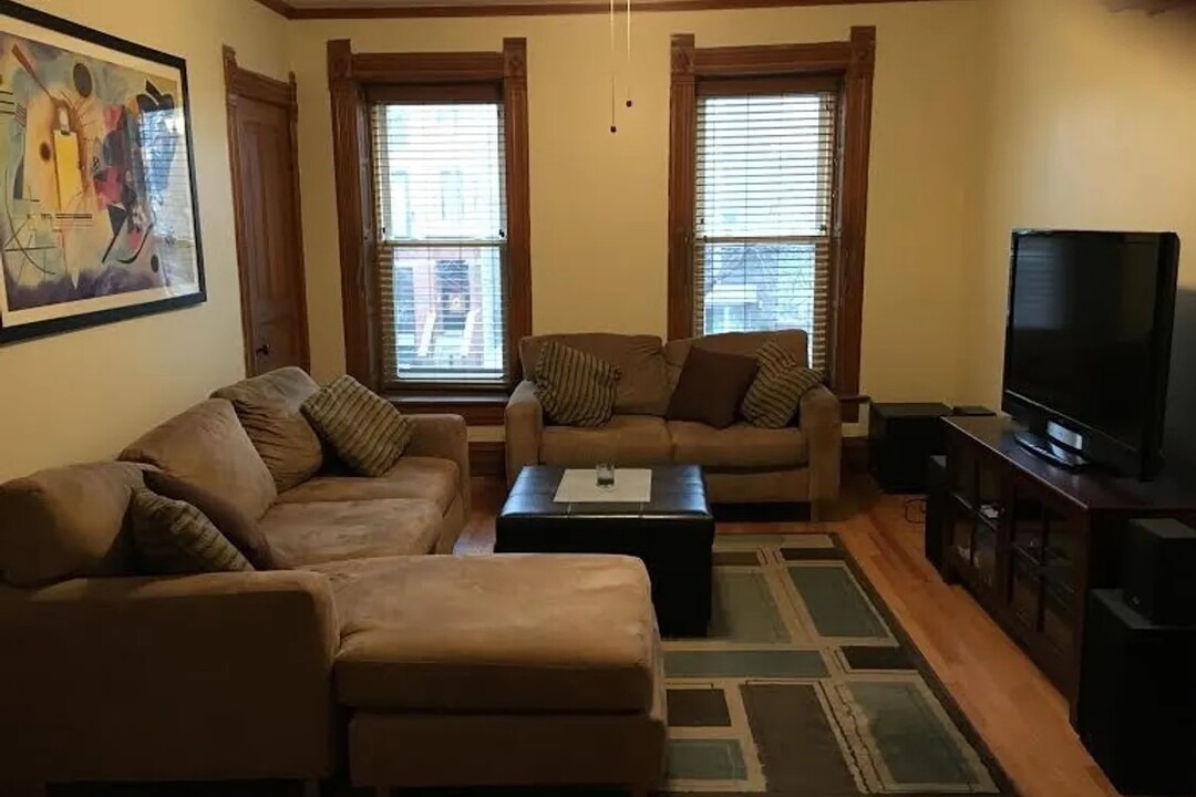 2415 W Cortland St, Unit 2 bedroom unit in Chicago, IL - Building Photo