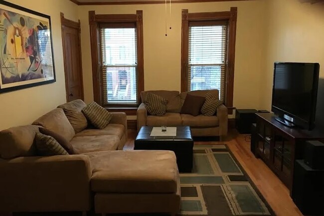 2415 W Cortland St, Unit 2 bedroom unit