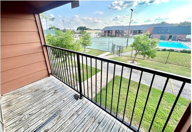 property at 904 University Oaks Blvd