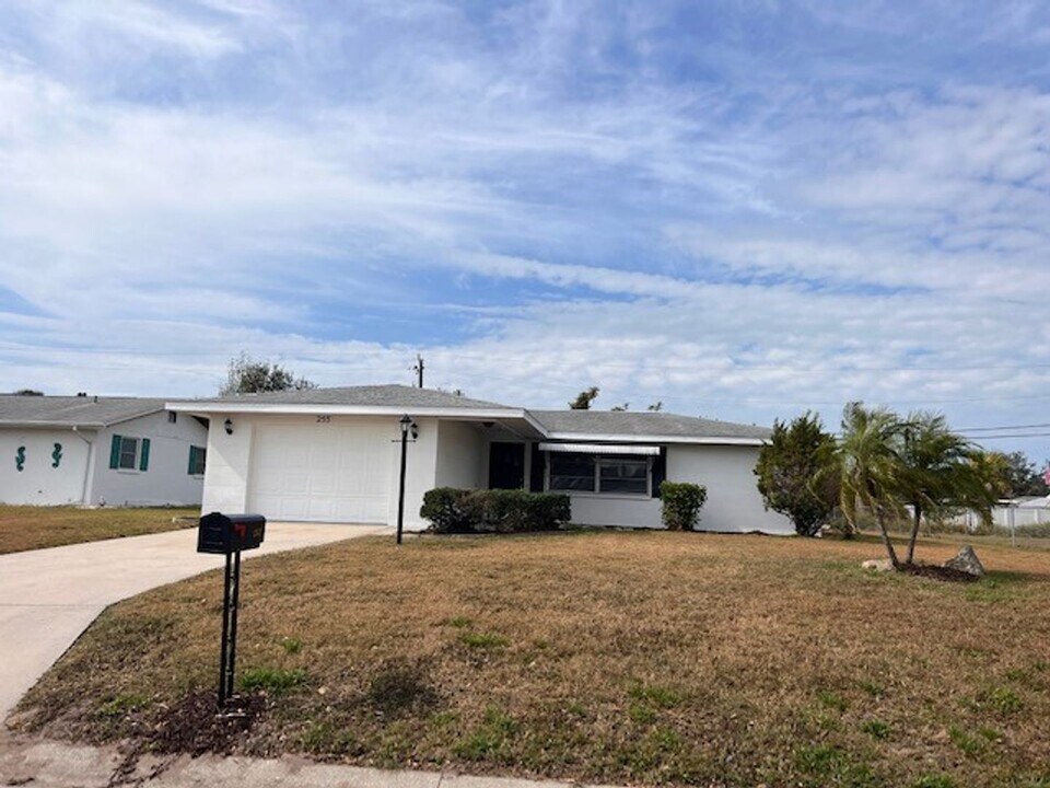 253 Alsace Ave in Venice, FL - Building Photo