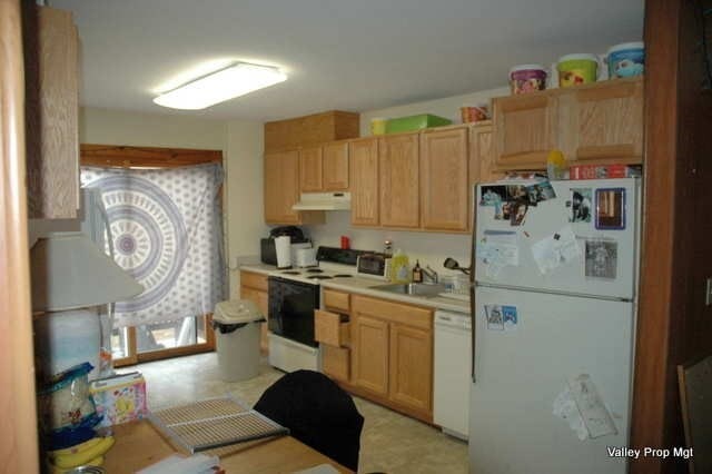 1381 S East St in Amherst, MA - Building Photo - Building Photo