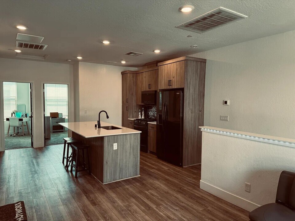 413 W Mahogany Ln in Clovis, CA - Building Photo