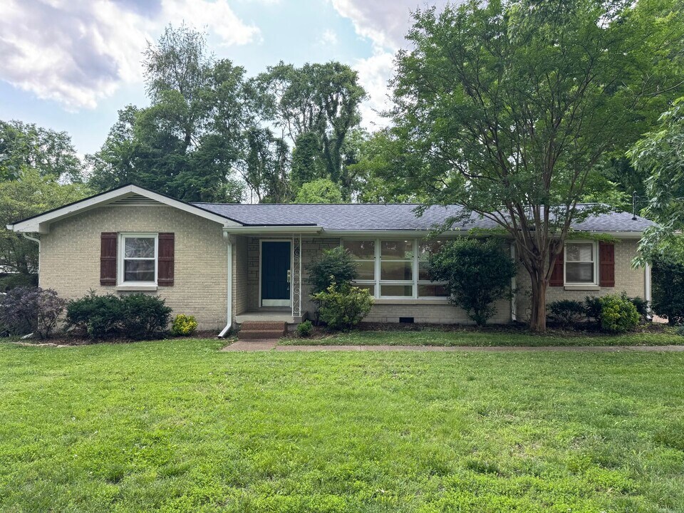 5015 Manuel Dr in Nashville, TN - Building Photo