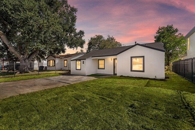 7109 St Augustine St in Houston, TX - Building Photo - Building Photo