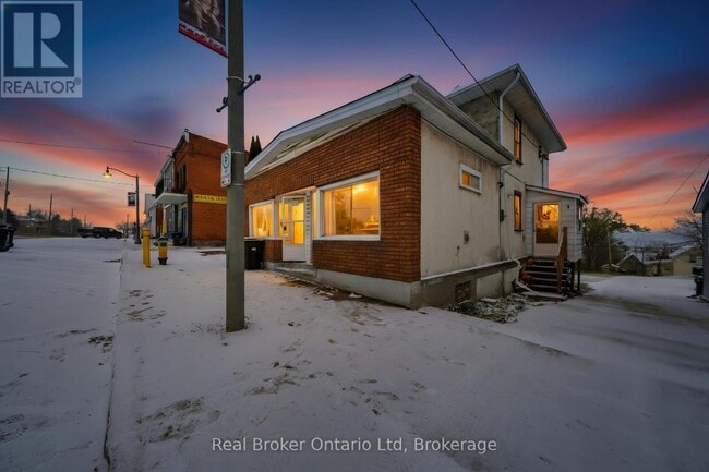 property at 7 Robert St W