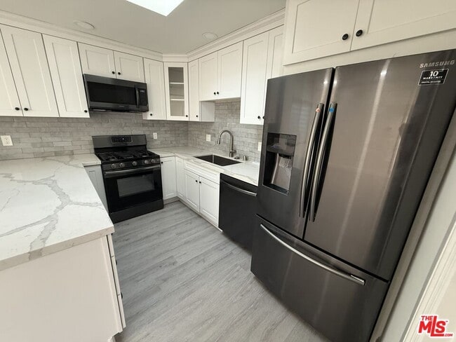 property at 941 Cloverdale Ave