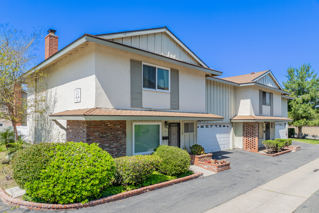 700 E Taft Ave in Orange, CA - Foto de edificio