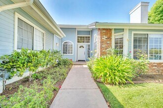 5050 Golden Nugget Way in Oak Park, CA - Building Photo - Building Photo