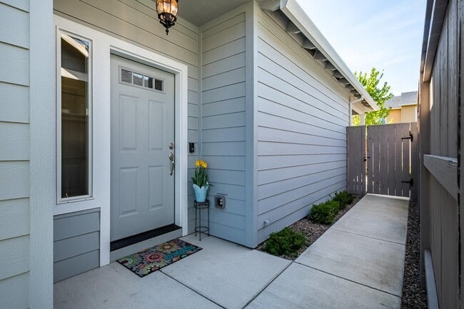 395 Live Oak Loop in Central Point, OR - Building Photo - Building Photo