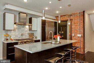 328 S 15th St-Unit -3 in Philadelphia, PA - Building Photo - Building Photo