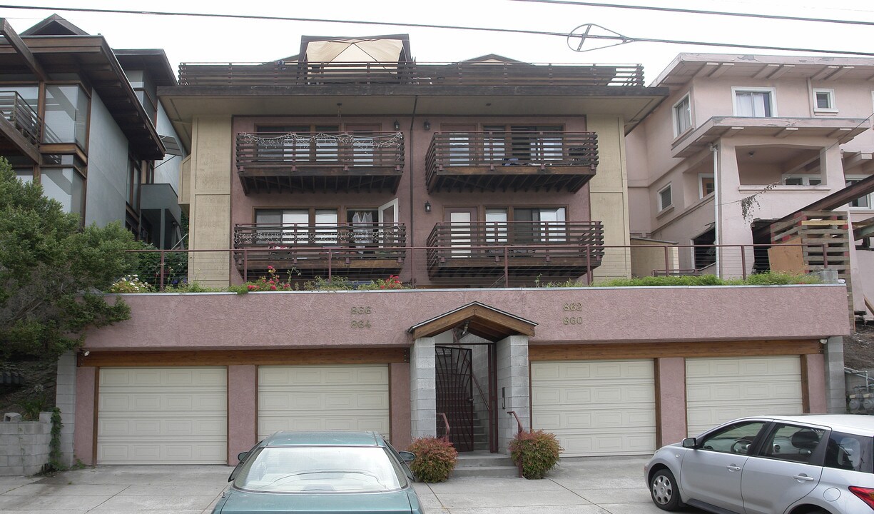 860-866 Walker Ave in Oakland, CA - Building Photo