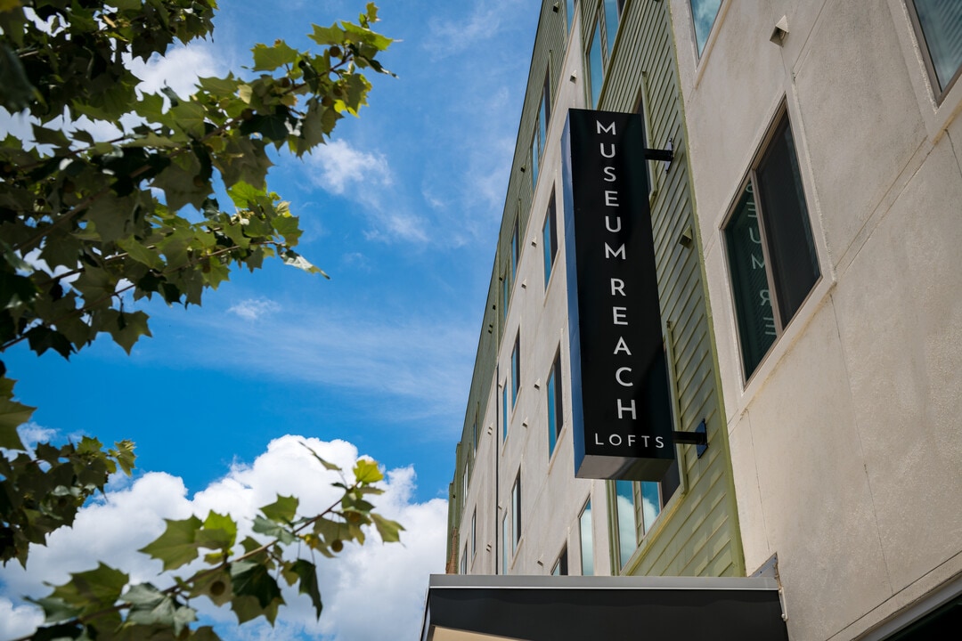 Museum Reach Lofts in San Antonio, TX - Foto de edificio