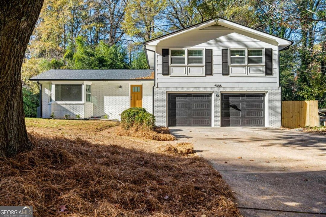 4266 N Shallowford Rd in Atlanta, GA - Building Photo