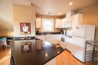 325 Jackson Creek Dr in Jacksonville, OR - Building Photo - Building Photo