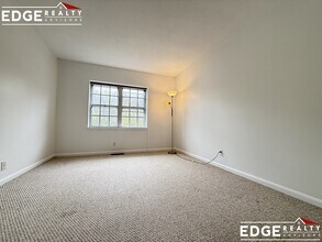 137 Lake Shore Rd, Unit 2 in Boston, MA - Foto de edificio - Building Photo