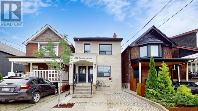 253 Oakwood Ave in Toronto, ON - Building Photo - Building Photo
