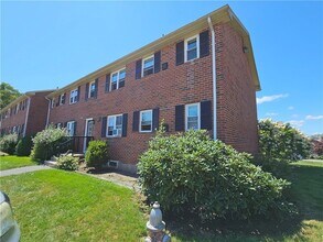 70 Carroll Ave, Unit 1G in Newport, RI - Building Photo - Building Photo