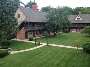 Somerset Apartments in Prairie Village, KS - Foto de edificio - Building Photo