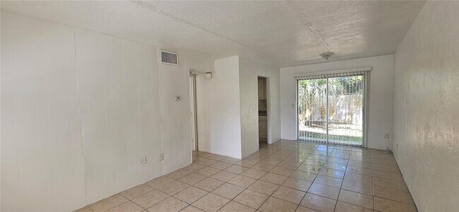 1225 Kennedy Rd in Daytona Beach, FL - Foto de edificio - Building Photo