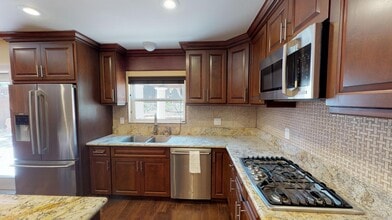 2070 Rosecrans St in San Diego, CA - Building Photo - Building Photo
