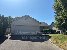 818 Griffin Dr in Monmouth, OR - Building Photo