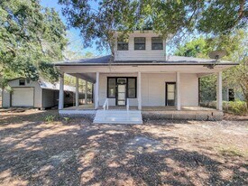 304 N Walnut Ave in Eagle Lake, TX - Building Photo