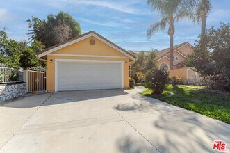 7306 Newcastle Ave in Los Angeles, CA - Building Photo - Building Photo