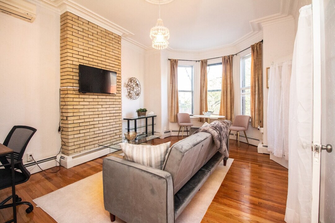 282 Washington St in Brookline, MA - Building Photo