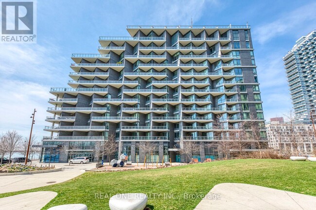 1-811 Edgewater Dr