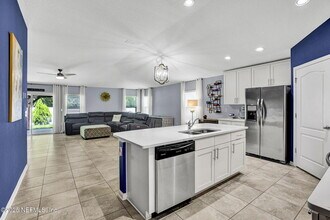 7070 Sandle Dr in Jacksonville, FL - Building Photo - Building Photo