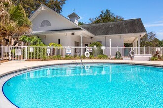 4276 Calinda Ln in Niceville, FL - Foto de edificio - Building Photo