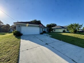 3618 NE 18th Pl in Cape Coral, FL - Foto de edificio - Building Photo