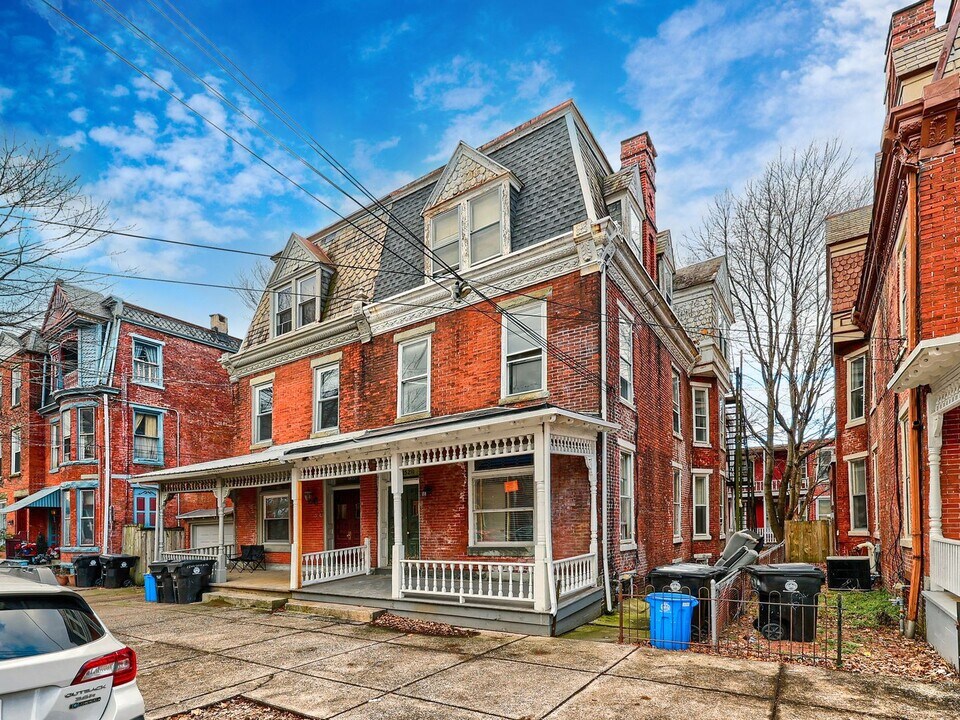 1528 Green St in Harrisburg, PA - Building Photo