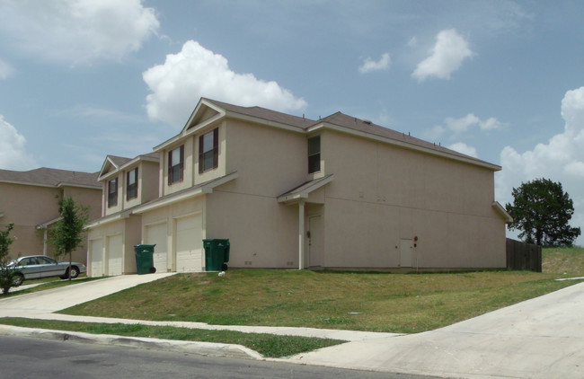 10710 Mathom Lndg in Universal City, TX - Foto de edificio - Building Photo