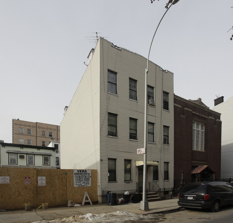 305 Eckford St in Brooklyn, NY - Building Photo