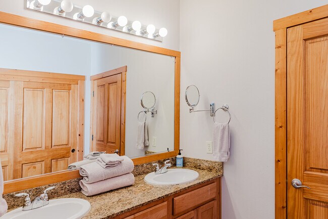 10620 Boulders Rd in Truckee, CA - Building Photo - Building Photo